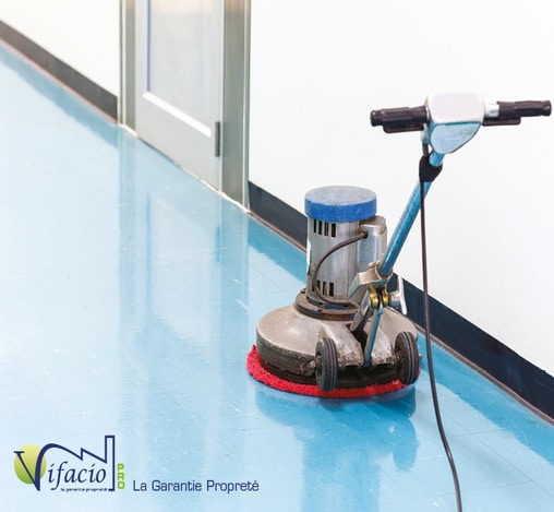 Machine brillantes, sol bleu ; logo : Vifacio, expertise en nettoyage premium.