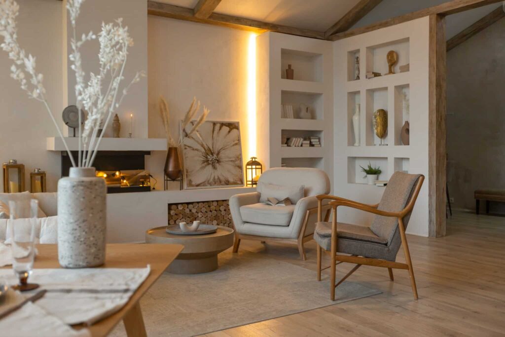 Salon moderne : fauteuil, canapé beige, table ronde; idéal pour un confort haut de gamme.