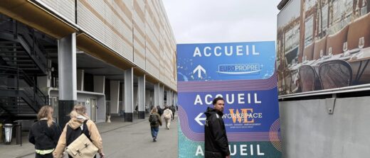 Un homme près de panneaux "ACCUEIL" en France.