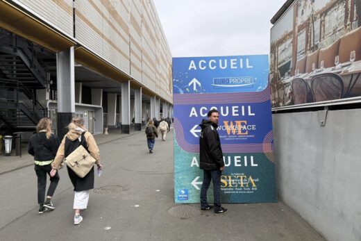 Un homme près de panneaux "ACCUEIL" en France.